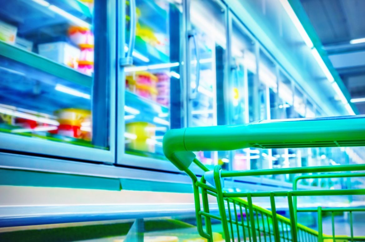 shopping cart in a supermarket picture id509177992